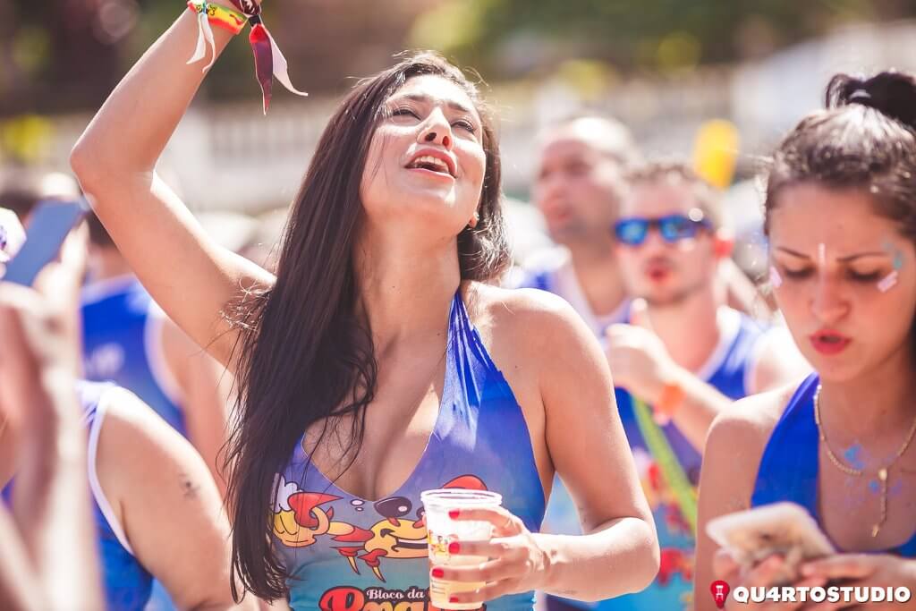 Mulher curtindo o Bloco da Praia no Carnaval de Ouro Preto 32